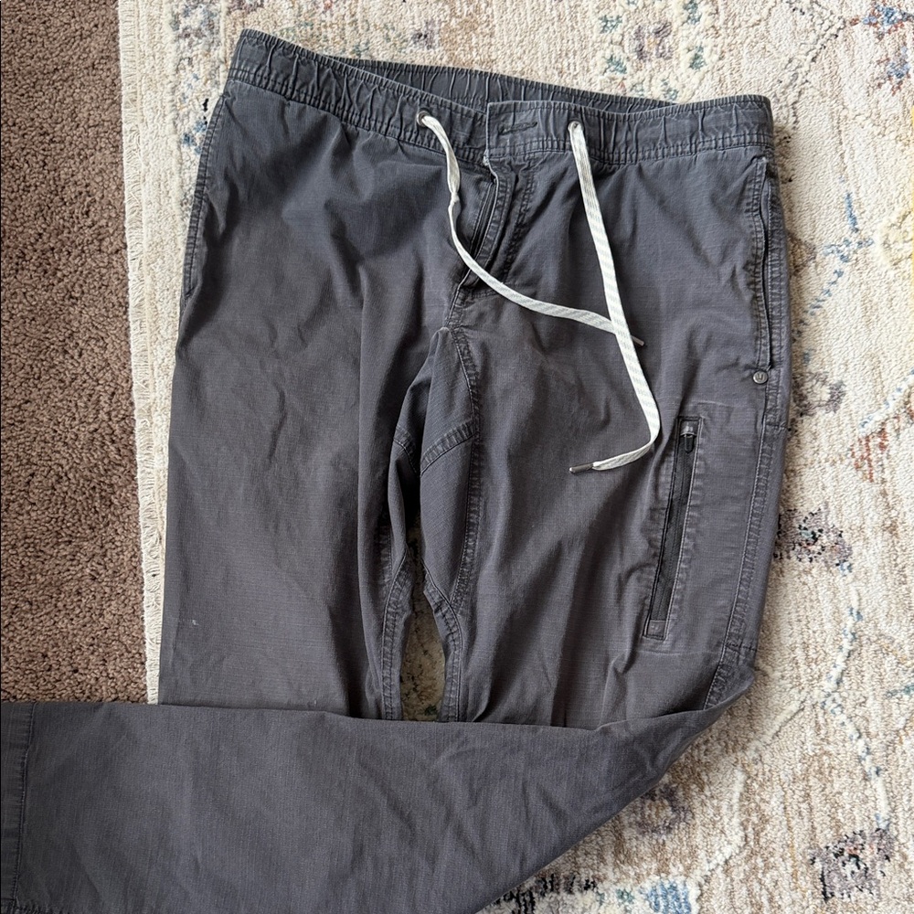 Vuori Men's Charcoal Cargo Pants